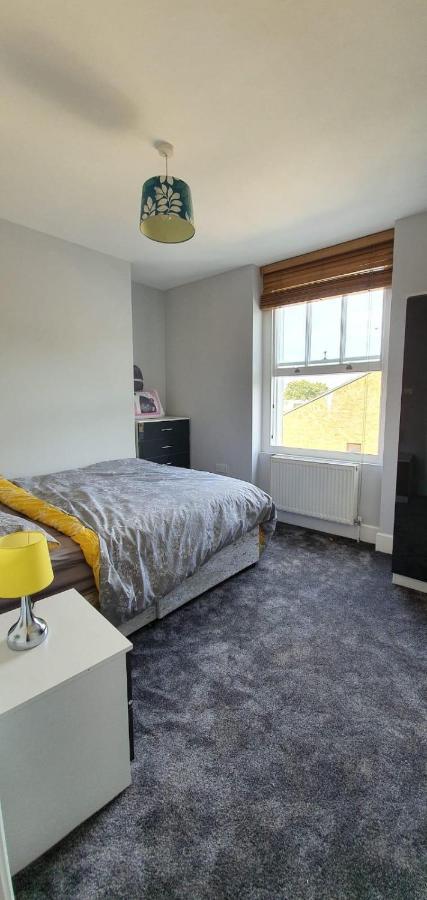 Camden Guest House Double Bedroom With Super Large King Bed London Eksteriør billede