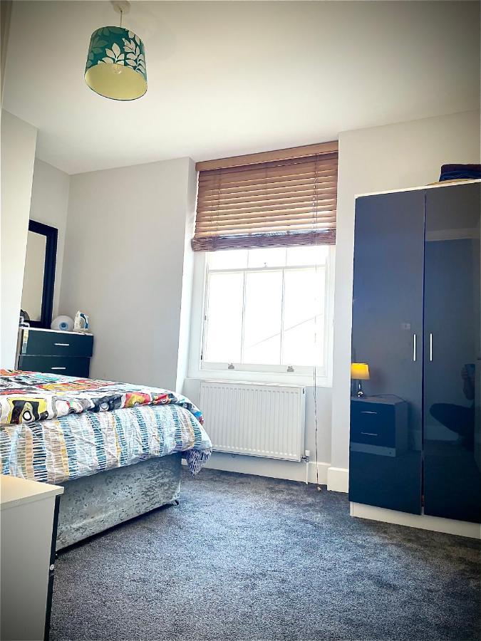 Camden Guest House Double Bedroom With Super Large King Bed London Eksteriør billede